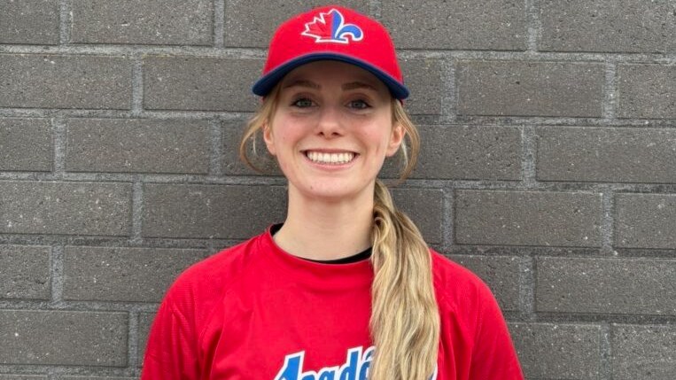 Âgée de 18 ans, Camille Proulx se démarque déjà en tant que leader engagée dans le développement du baseball féminin au Québec 