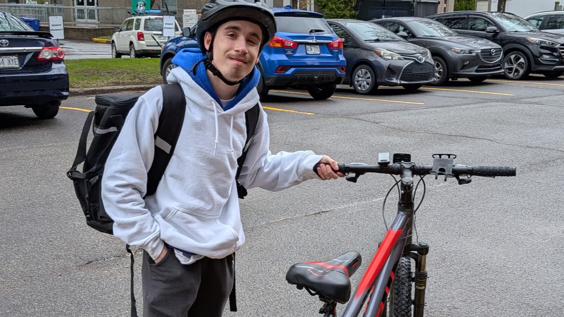Lukas Filion a essayé la livraison de repas à vélo pour la première fois à
la mi-mai. Il a qualifié son expérience de « super », malgré la pluie