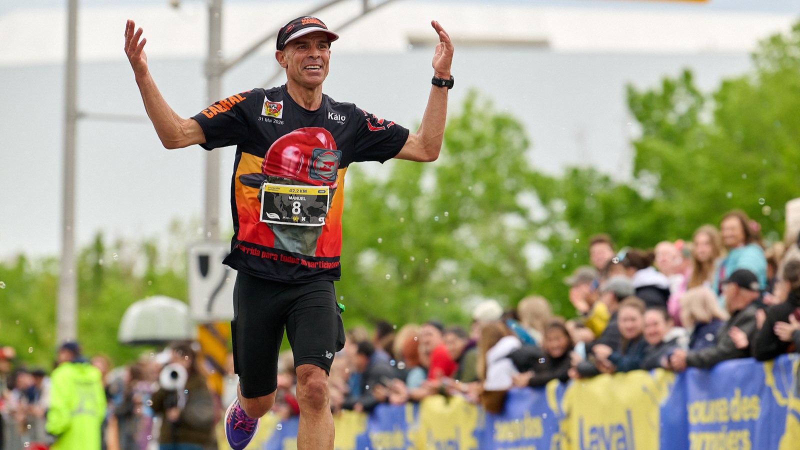 Du 24 au 31 mai, l’ultra‑marathonien Manuel Cabral, ambassadeur de la Course, a relevé le défi de courir un marathon par jour, invitant quotidiennement d’autres coureuses et coureurs à se joindre à lui et à faire des dons à la Fondation des pompiers du Québec
