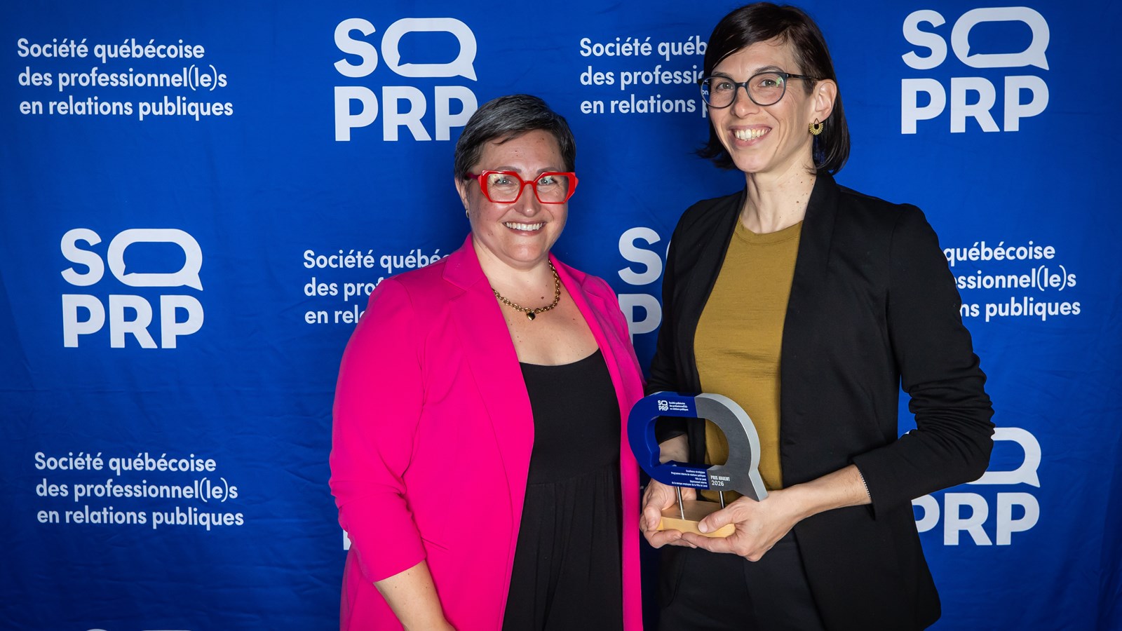 Nathalie Monette, responsable des communications et Mireille Laurin-Burgess, designer graphique du Service des communications et marketing 