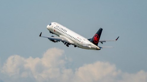 Les Canadiens continuent de voyager en avion malgré la hausse des prix
