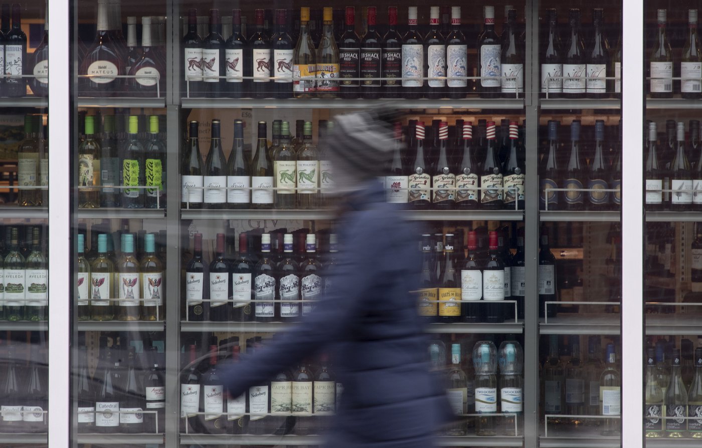 Des milliers de travailleurs de la LCBO en grève après l'échec des négociations