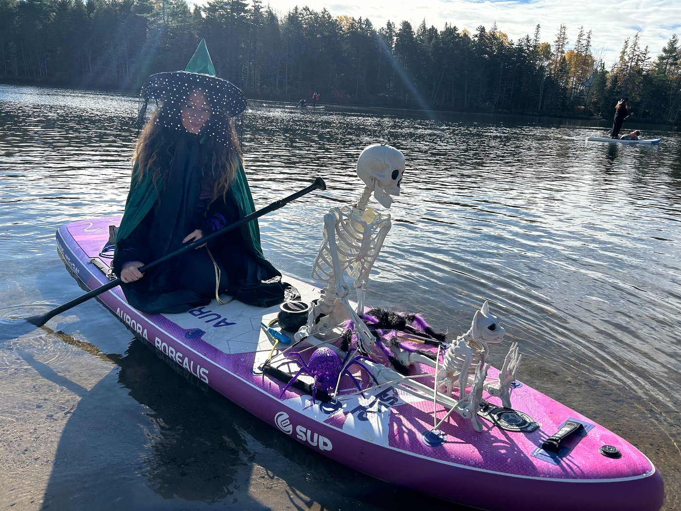 Des sorcières et des sorciers ont fait du kayak pour l'Halloween à Fredericton