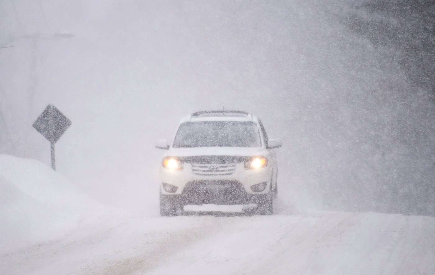De la neige et de la poudrerie, le long du fleuve, en allant vers l'est du Québec