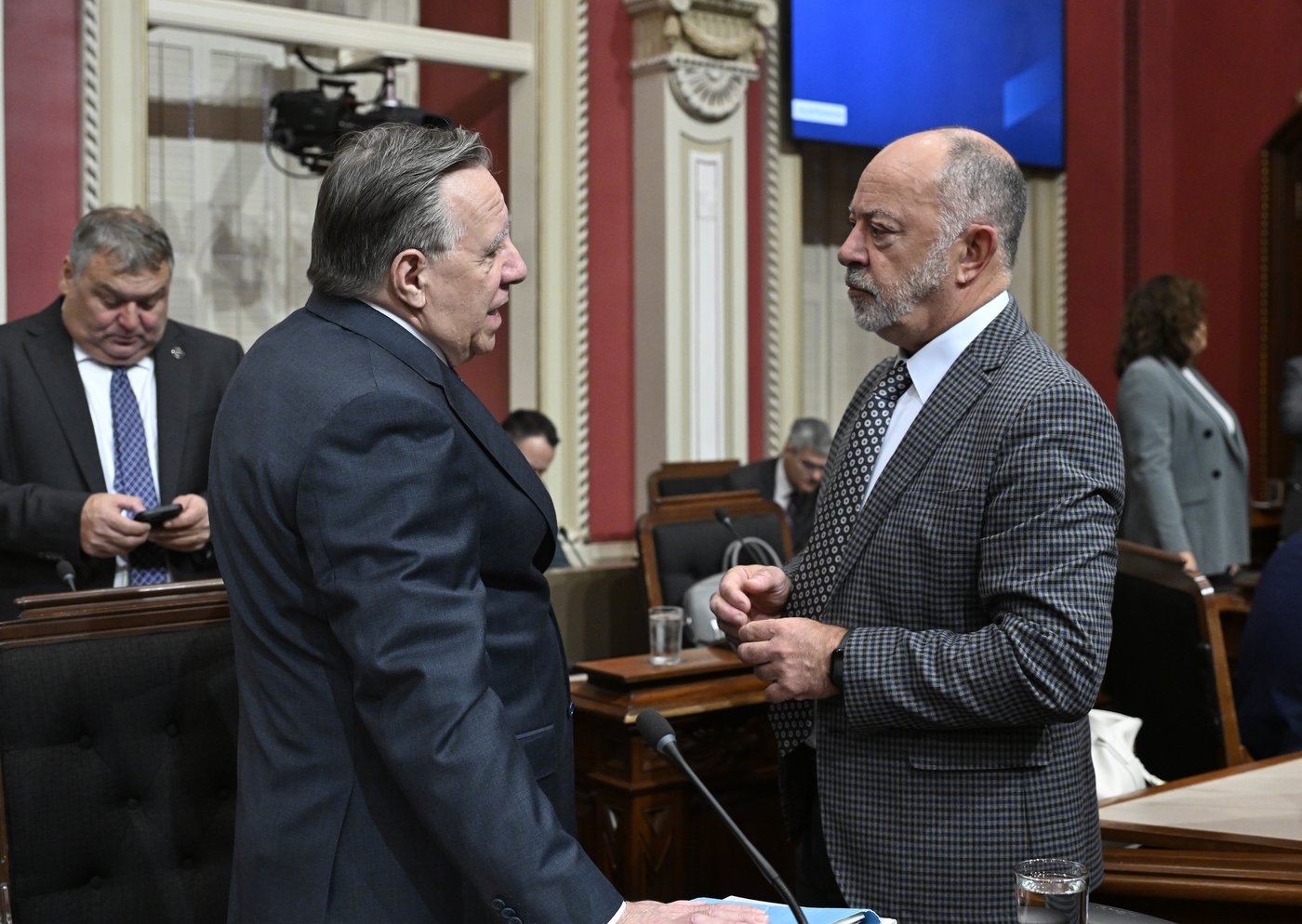 Québec dit tendre la main aux médecins en suspendant deux dispositions de la loi 2