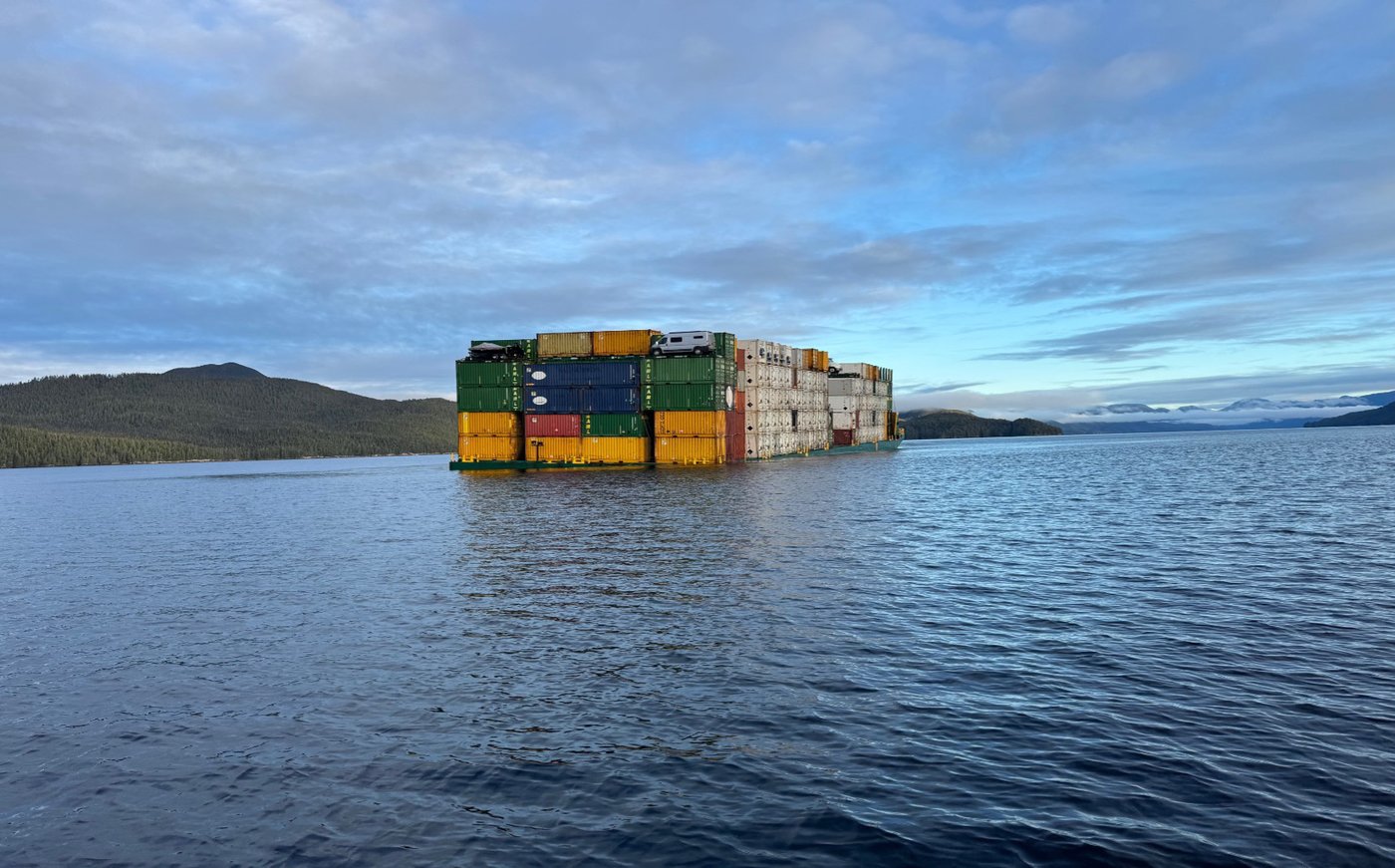 La barge qui coulait au large de la Colombie-Britannique a été remorquée en sûreté
