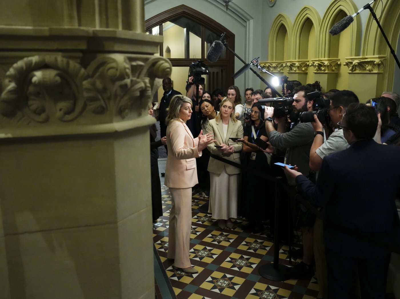 Avions de chasse: Joly reste vague lorsque questionnée sur l'impatience américaine