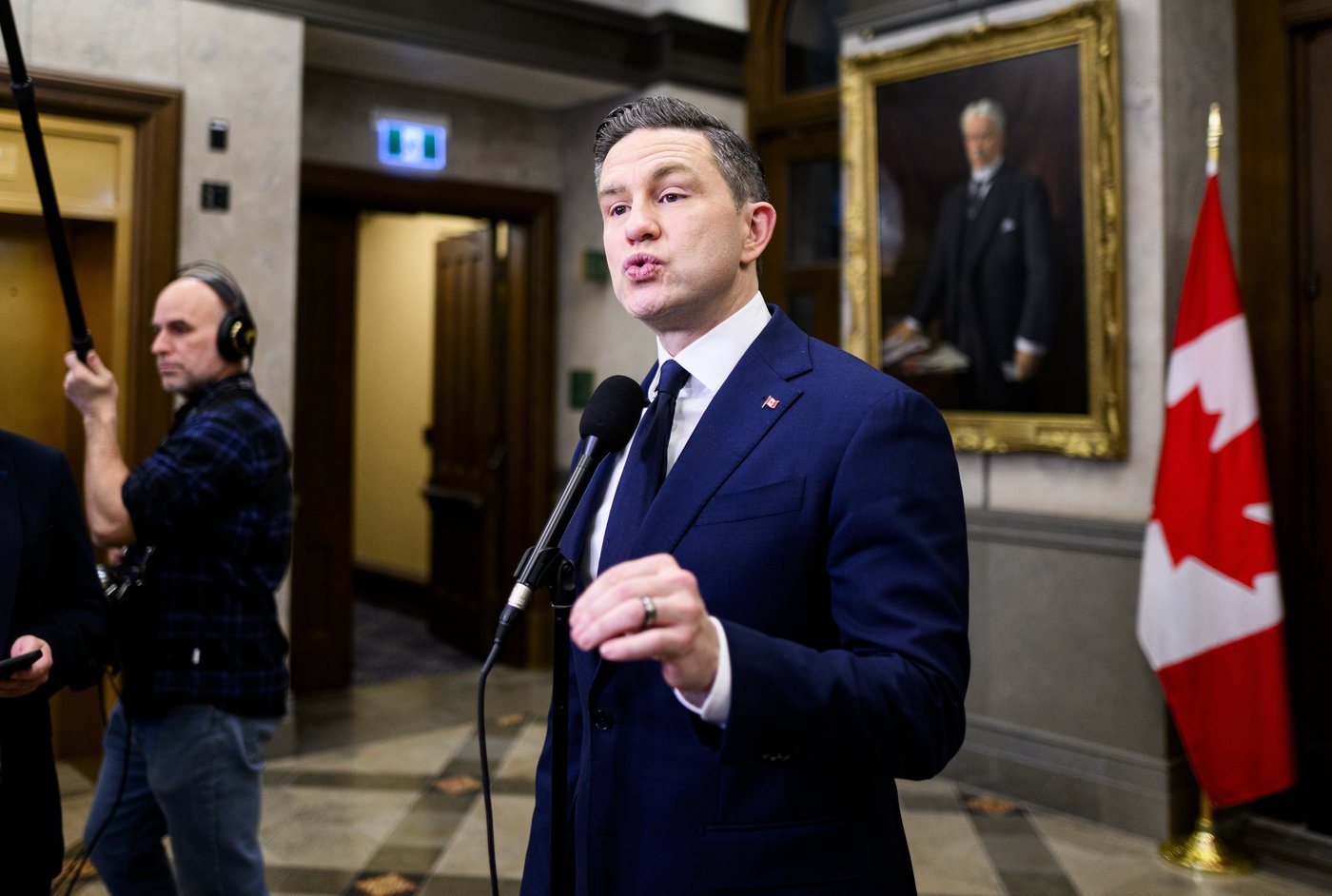 Discours haineux: Poilievre dit que les libéraux veulent bannir des textes religieux