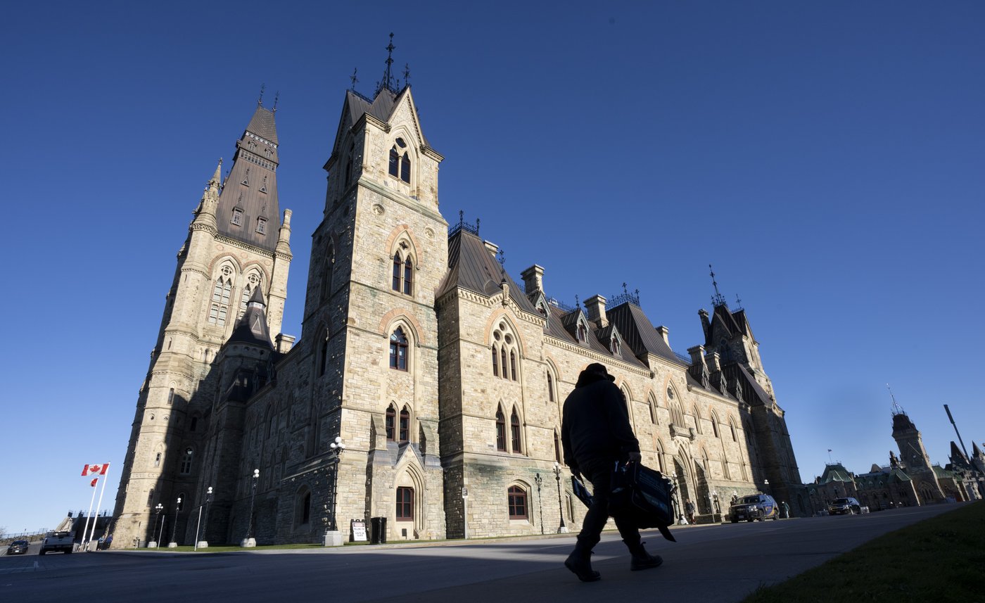 Des centaines de fonctionnaires fédéraux connaîtront leur sort en janvier