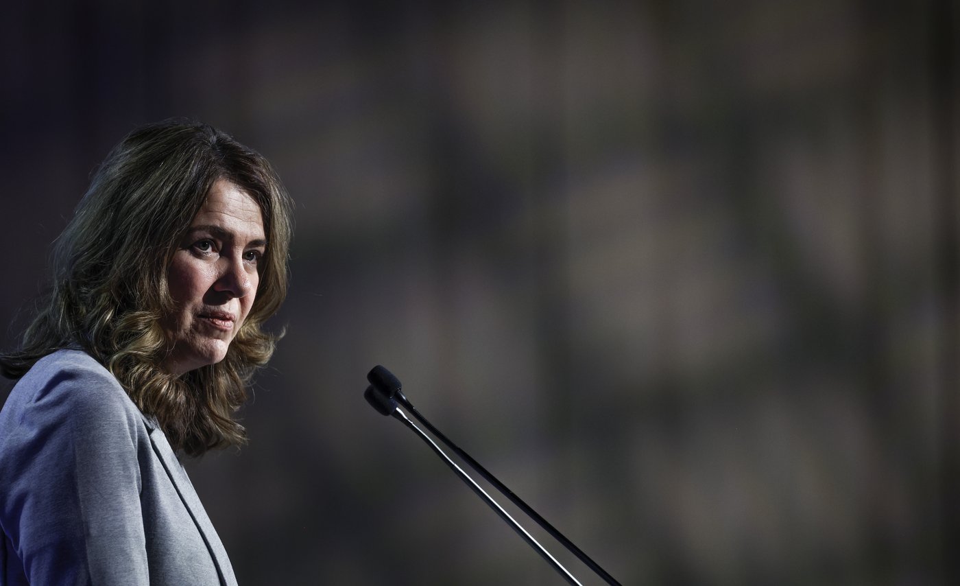 Danielle Smith défend la requête pour redéfinir les circonscriptions électorales