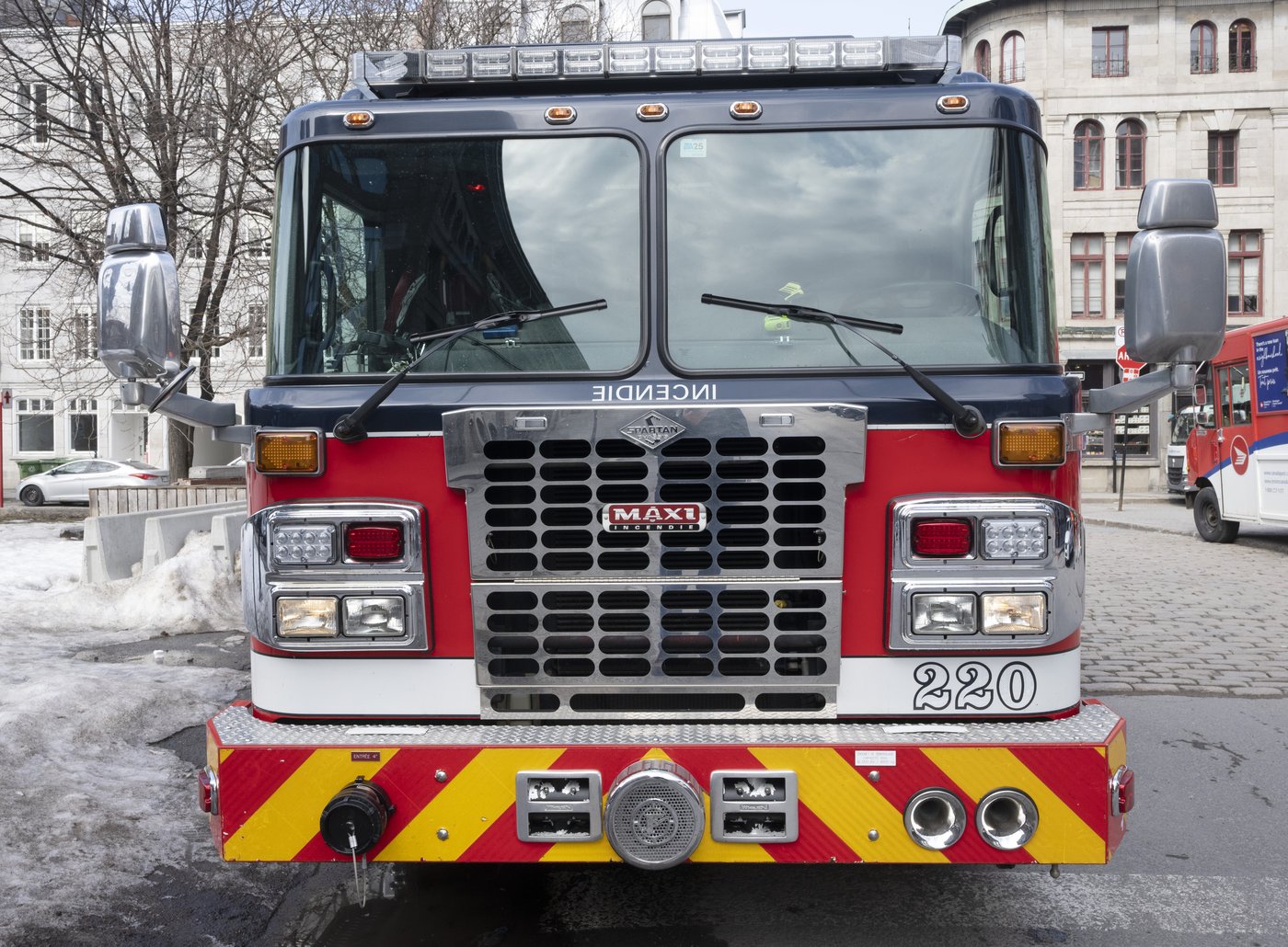Une ancienne église a été ravagée par les flammes à Montréal