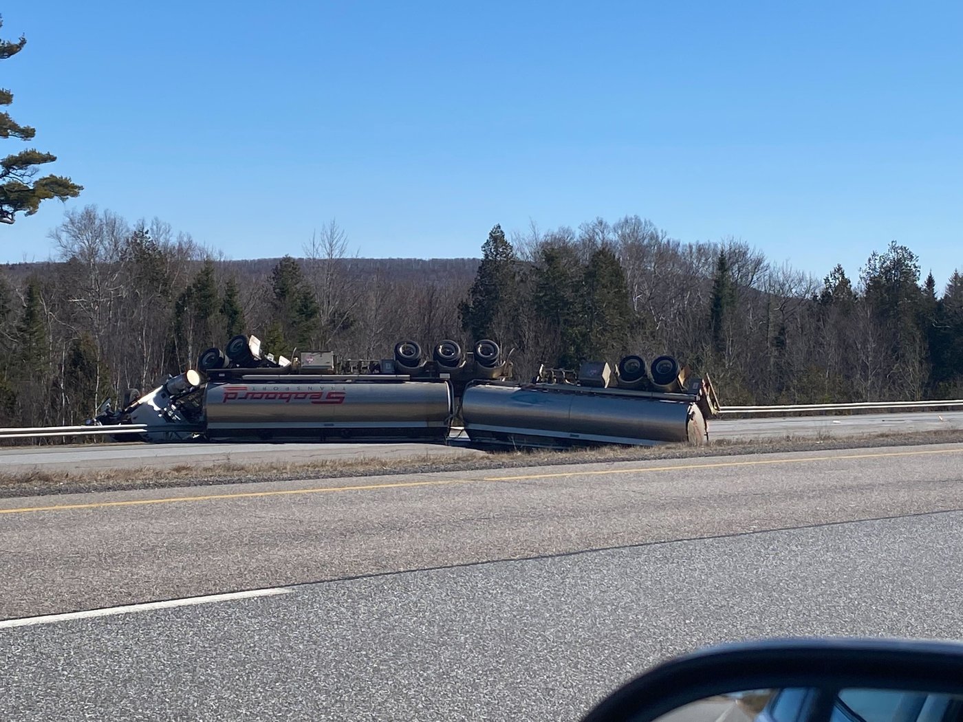 N.-B.: un déversement de carburant sur une autoroute a atteint un cours d'eau