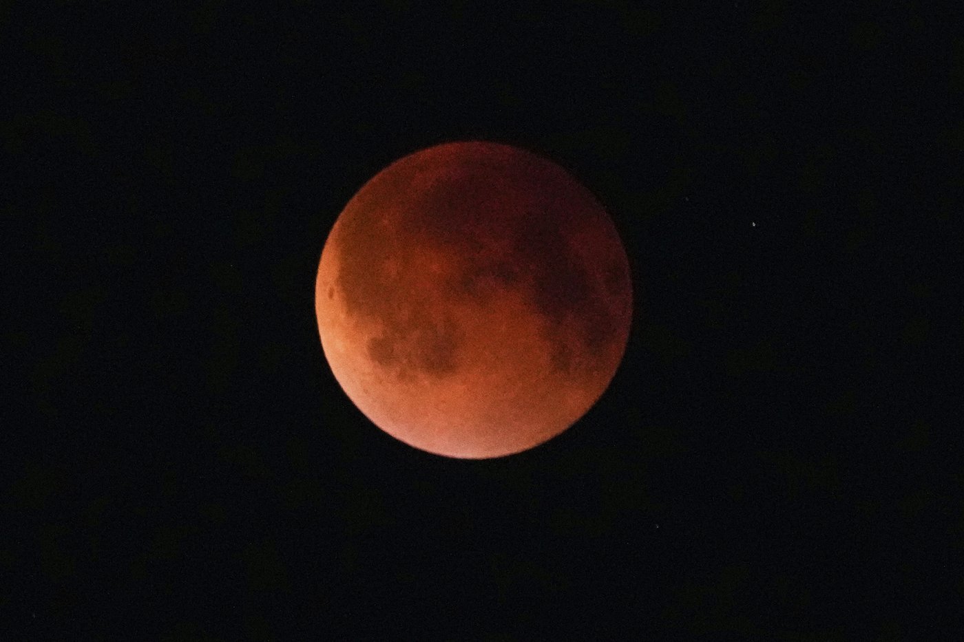 La Lune prendra une teinte rougeâtre lors d'une éclipse lunaire totale tôt mardi
