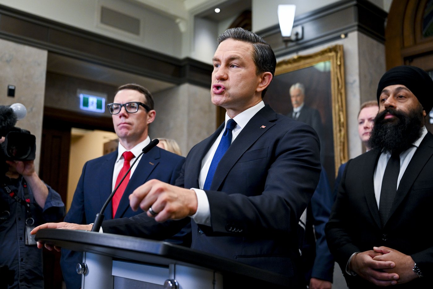 Poilievre reproche à Carney d'esquiver les questions sur le ralentissement économique