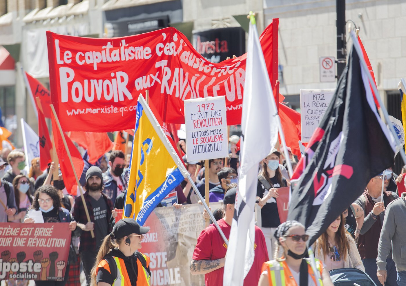 Un groupe défend le recours à une guillotine pendant une manifestation à Montréal