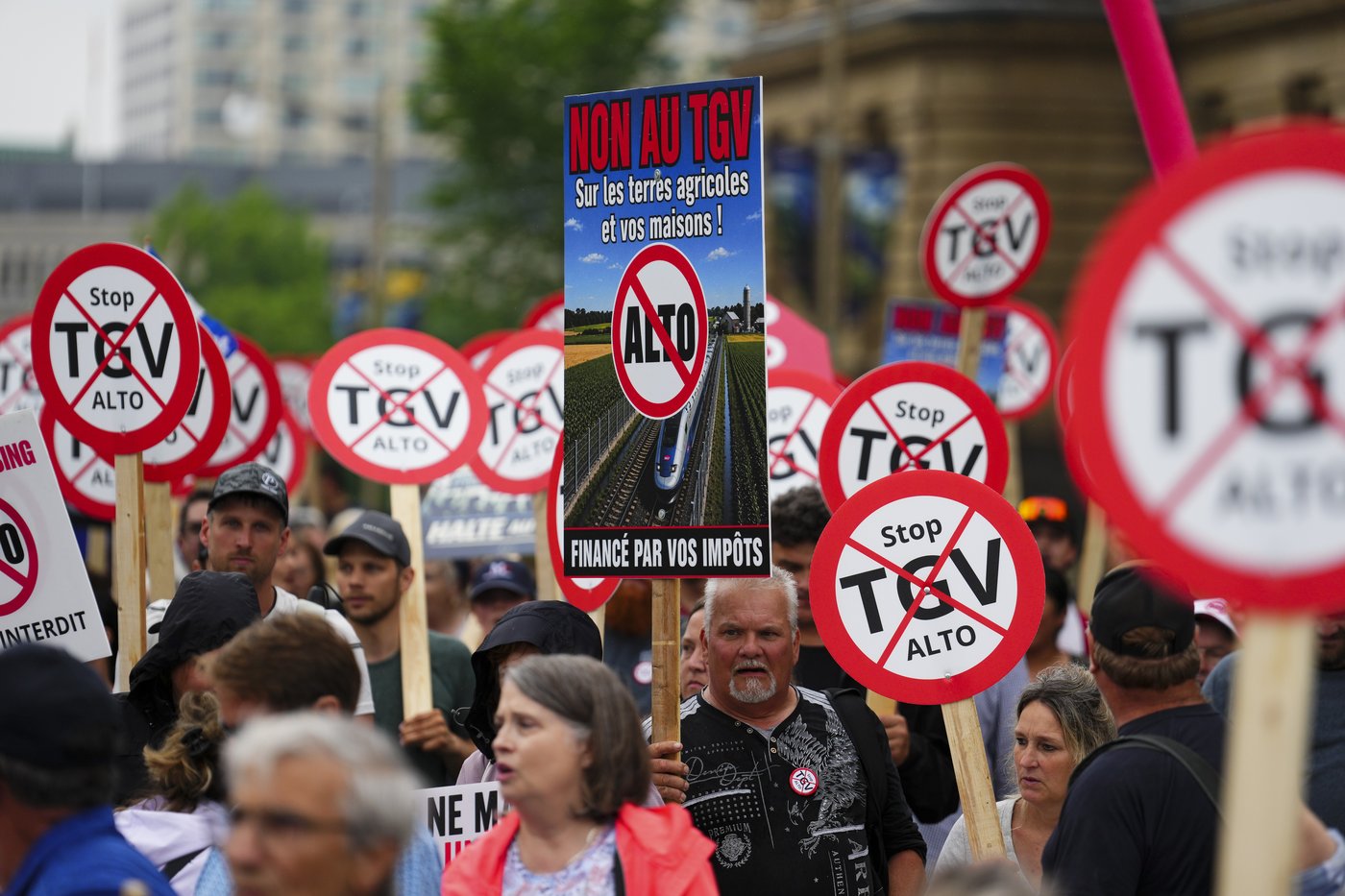 Près d'un millier de manifestants à Ottawa contre le projet de TGV