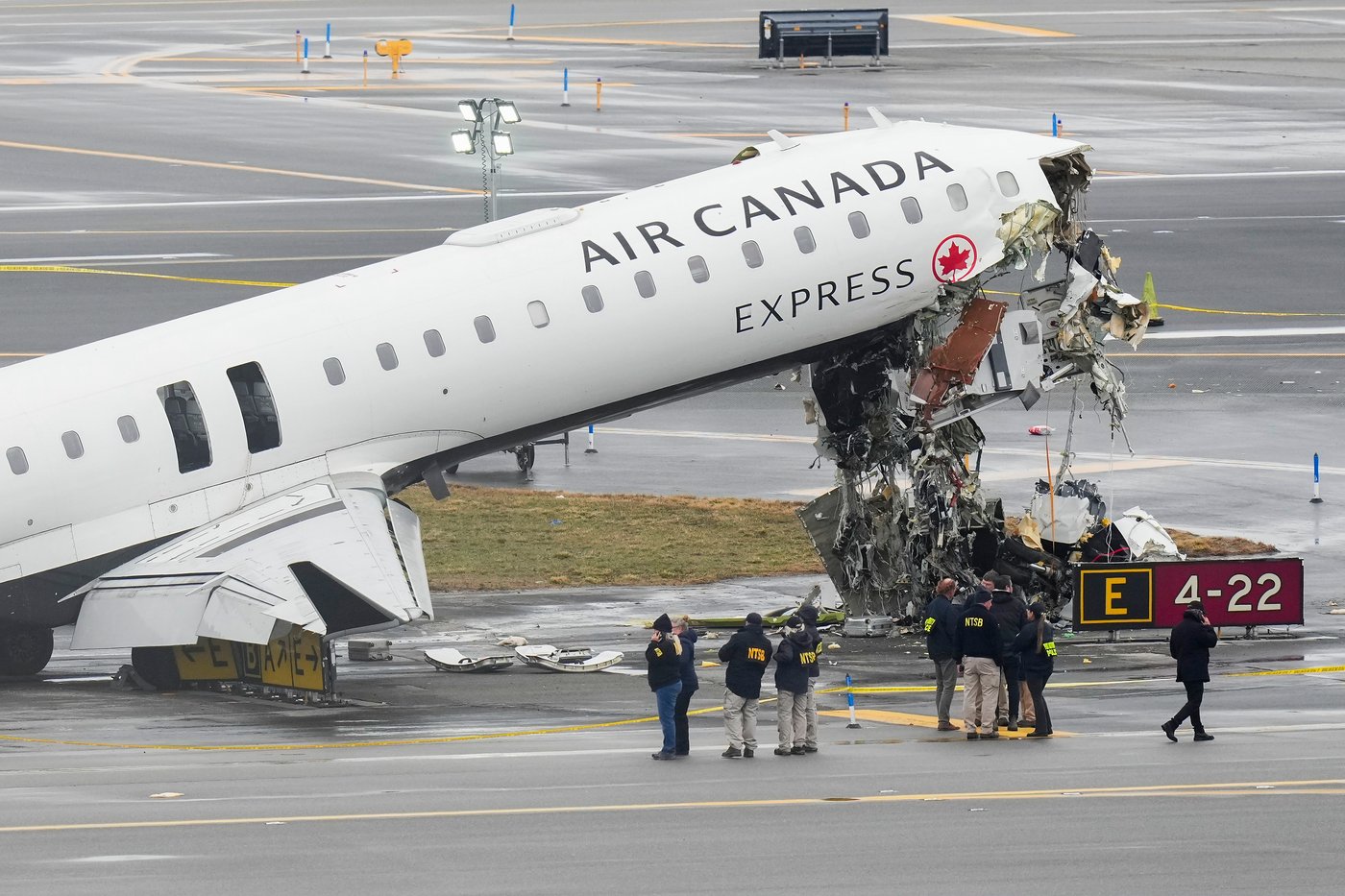 Des enquêteurs examinent l'avion après l'accident mortel à l'aéroport LaGuardia