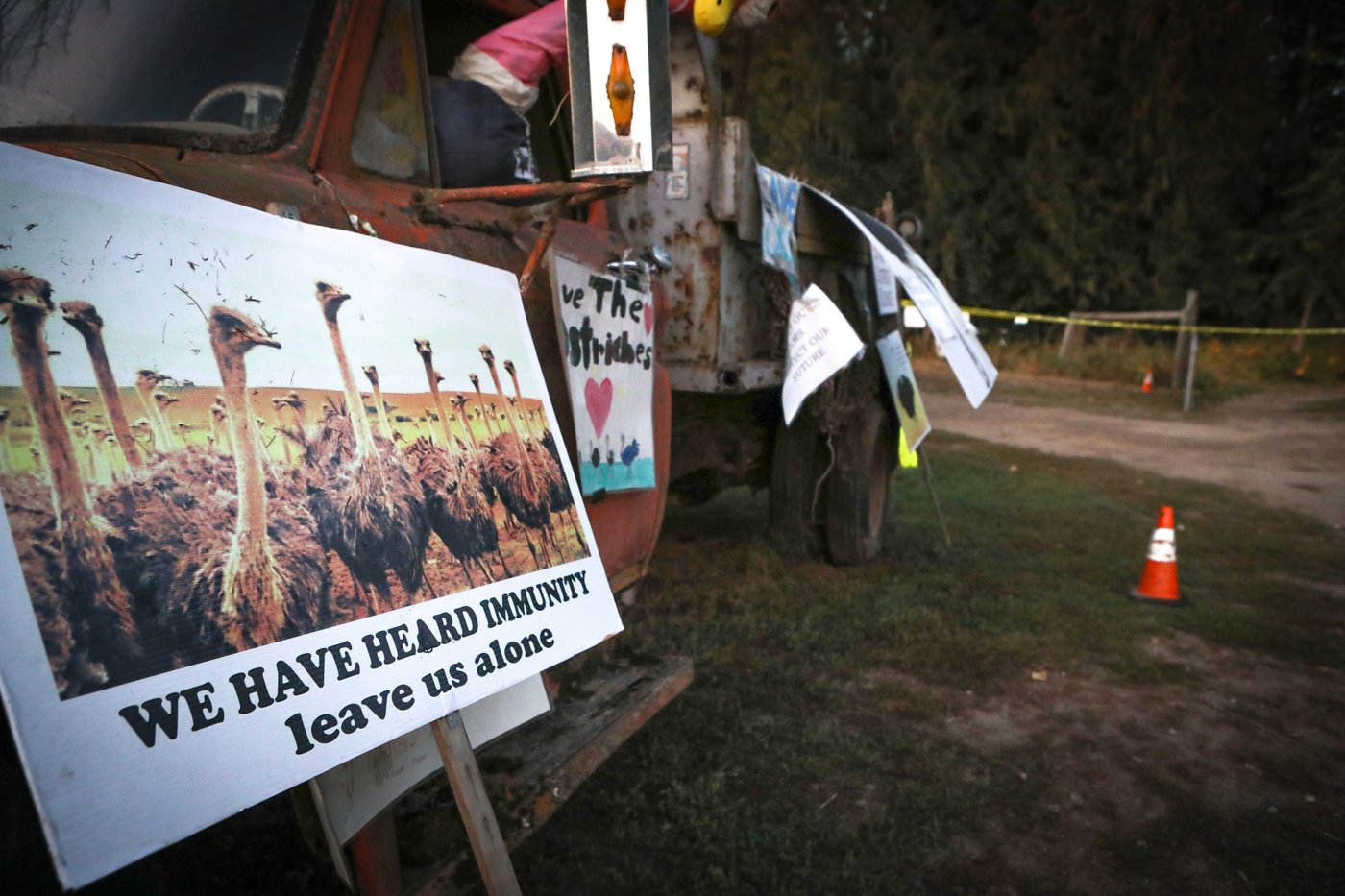 Un homme est mort sur le campement de manifestation d'une ferme d'autruches en C.-B.