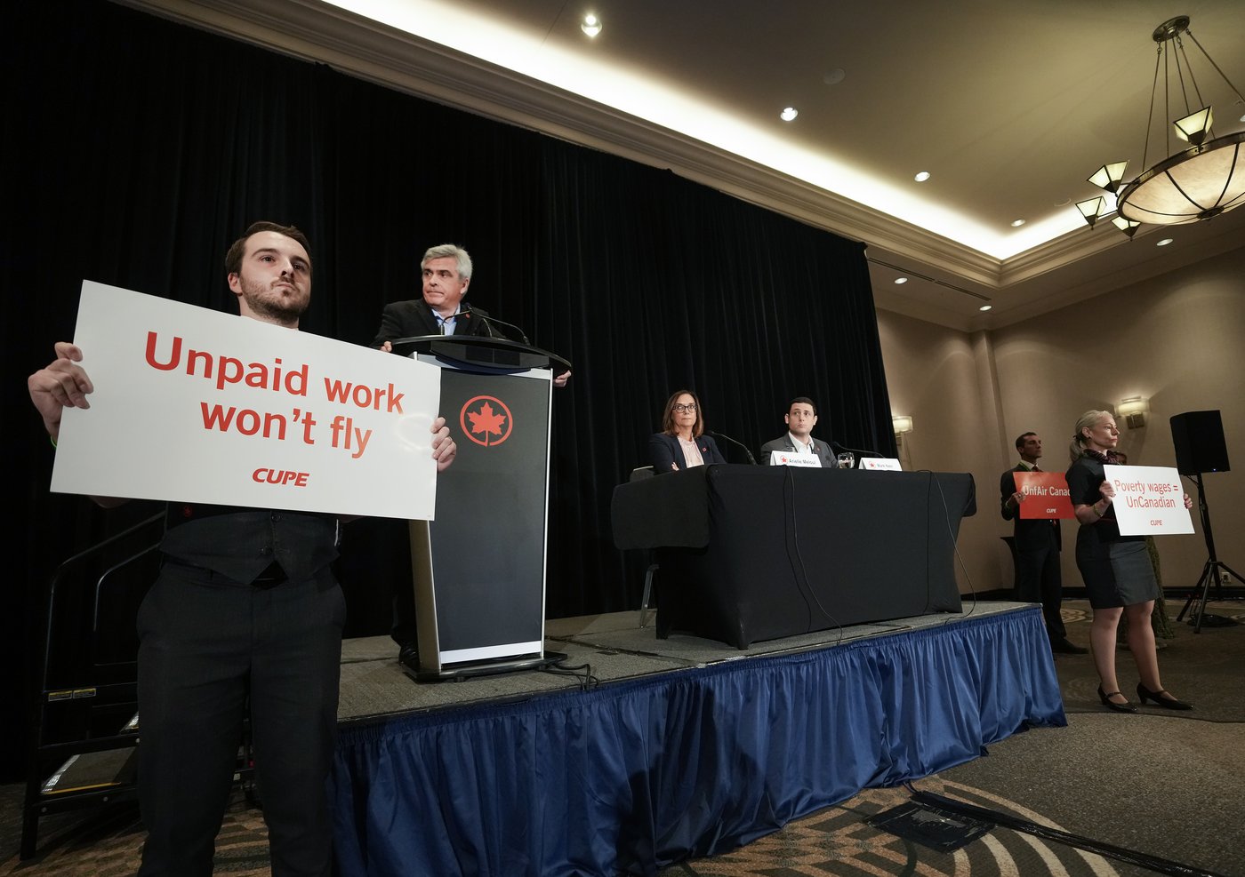 Ottawa reste muet sur une possible intervention dans les négociations avec Air Canada