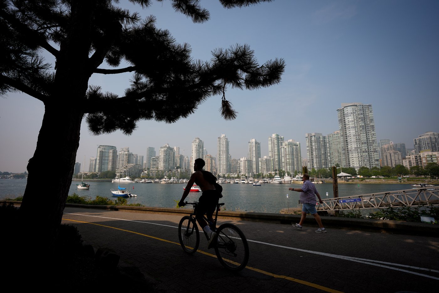 Environnement Canada étend ses alertes alors que la fumée se propage en C.-B.