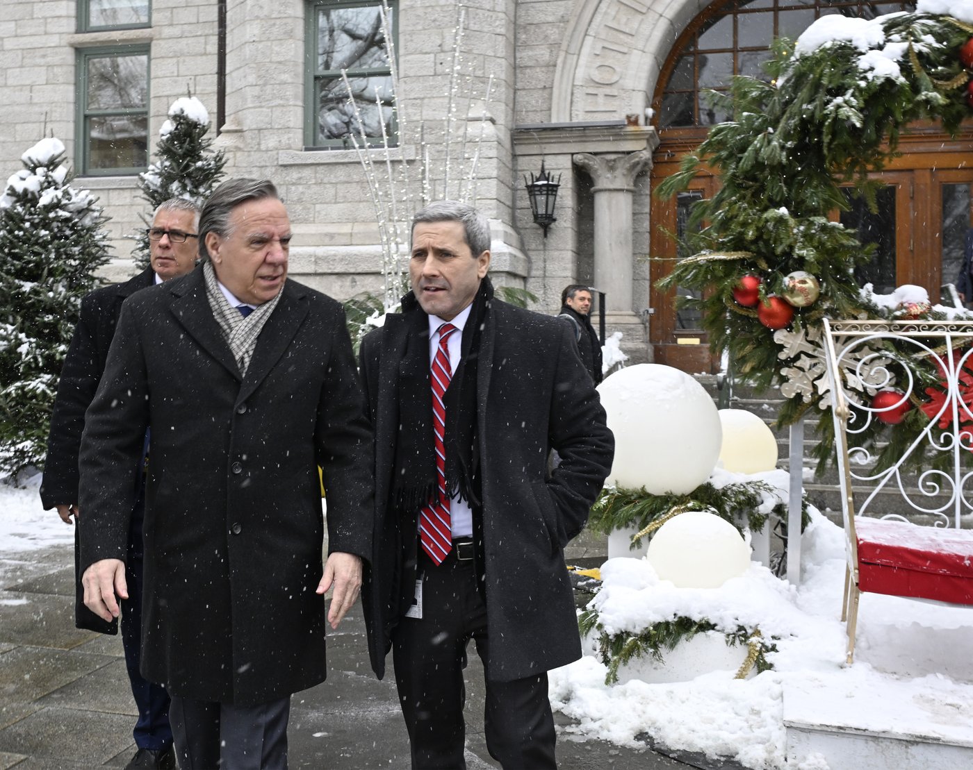 Demandeurs d'asile: Legault somme Carney d'intervenir auprès de sa ministre