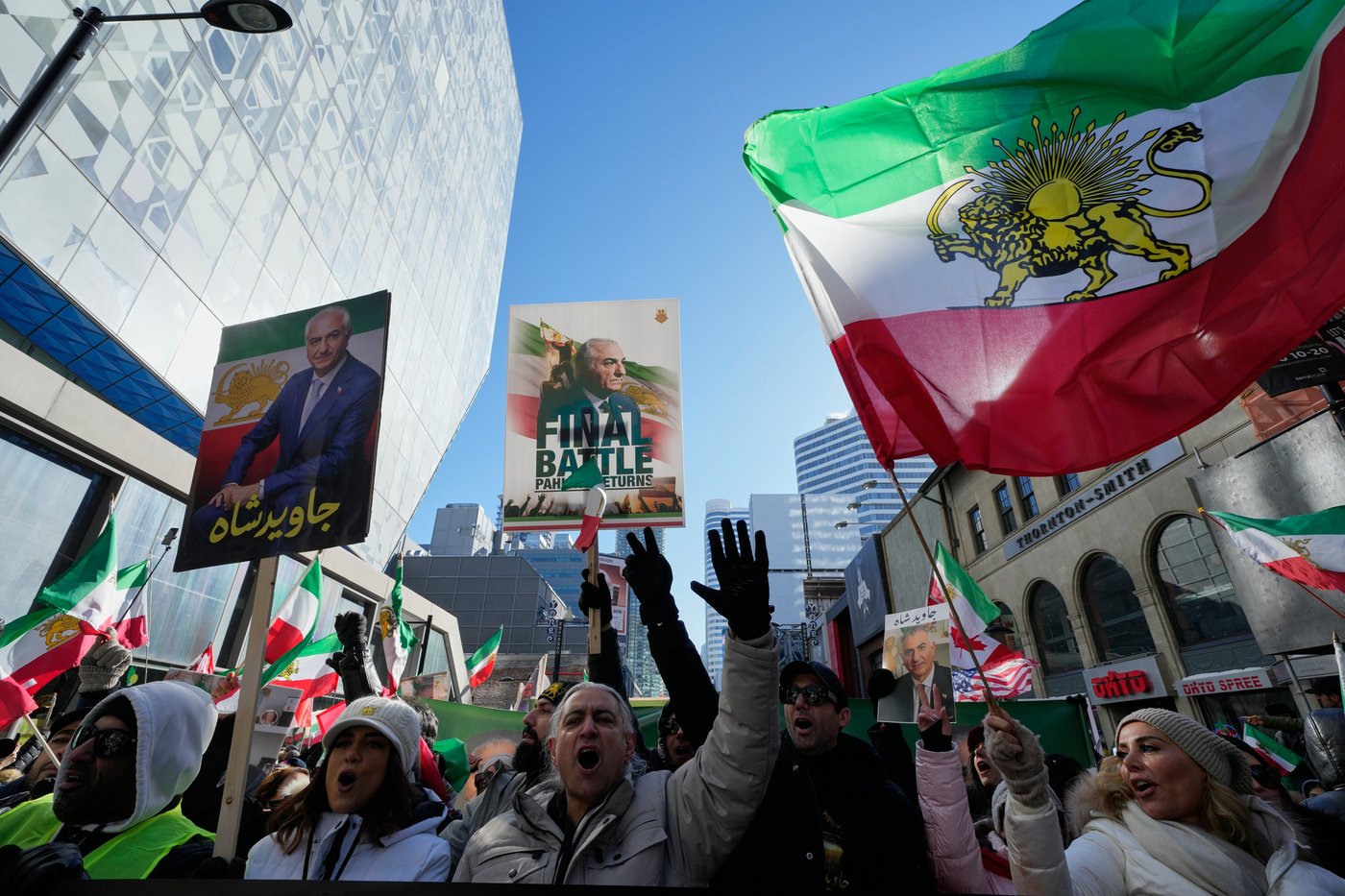 Des milliers de manifestants marchent contre régime iranien à Toronto