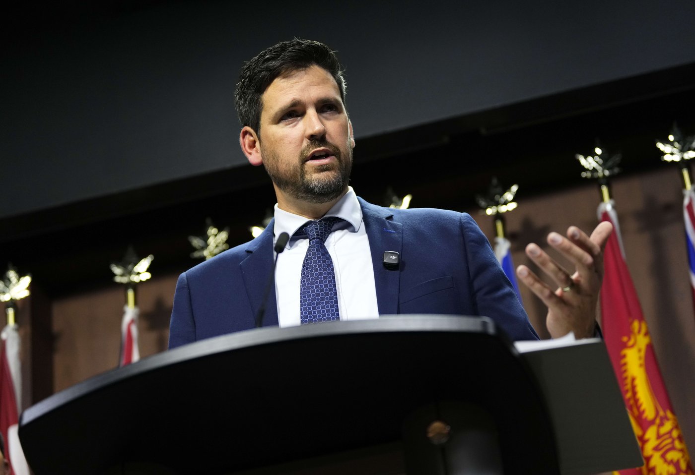 Le ministre Fraser dit que les démocraties ont besoin d'institutions solides