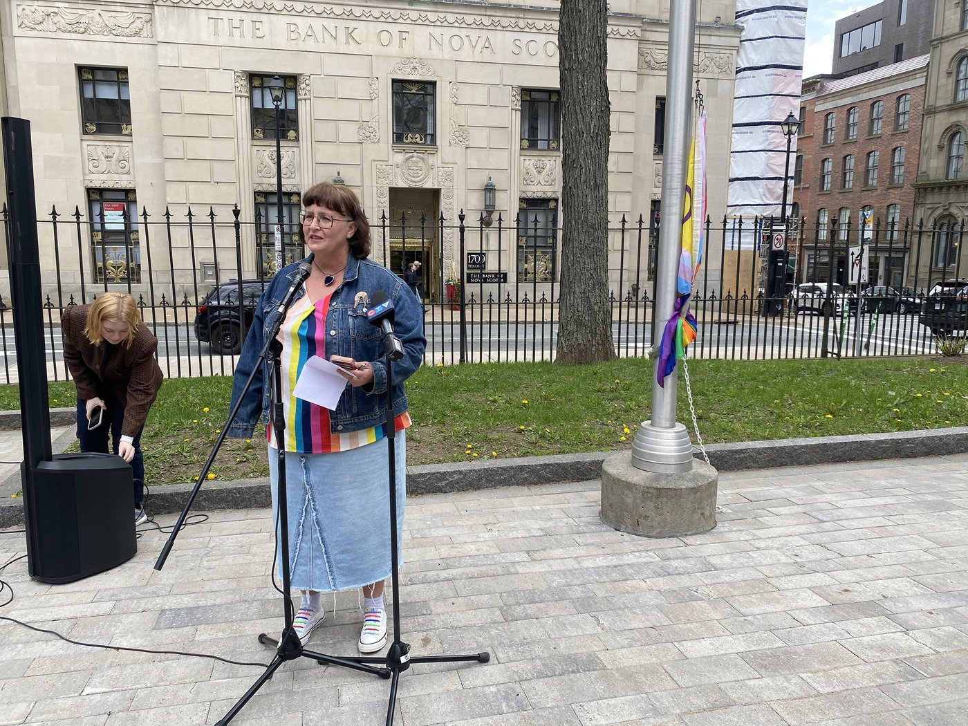 Des politiciens néo-écossais hissent le drapeau de la fierté devant leur Parlement