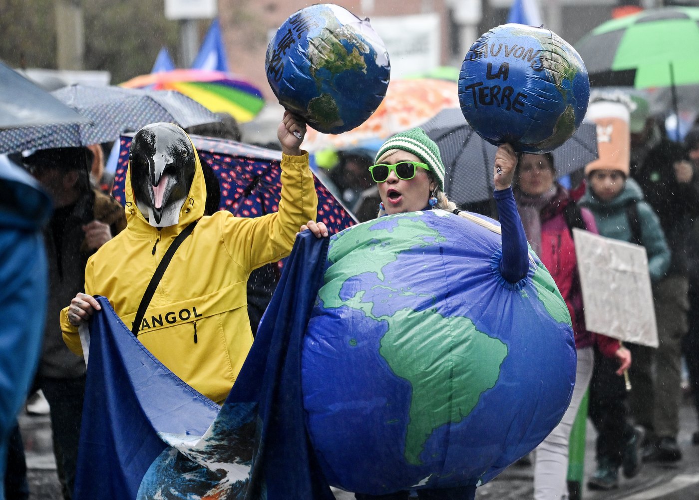 Des centaines de personnes manifestent pour le Jour de la Terre