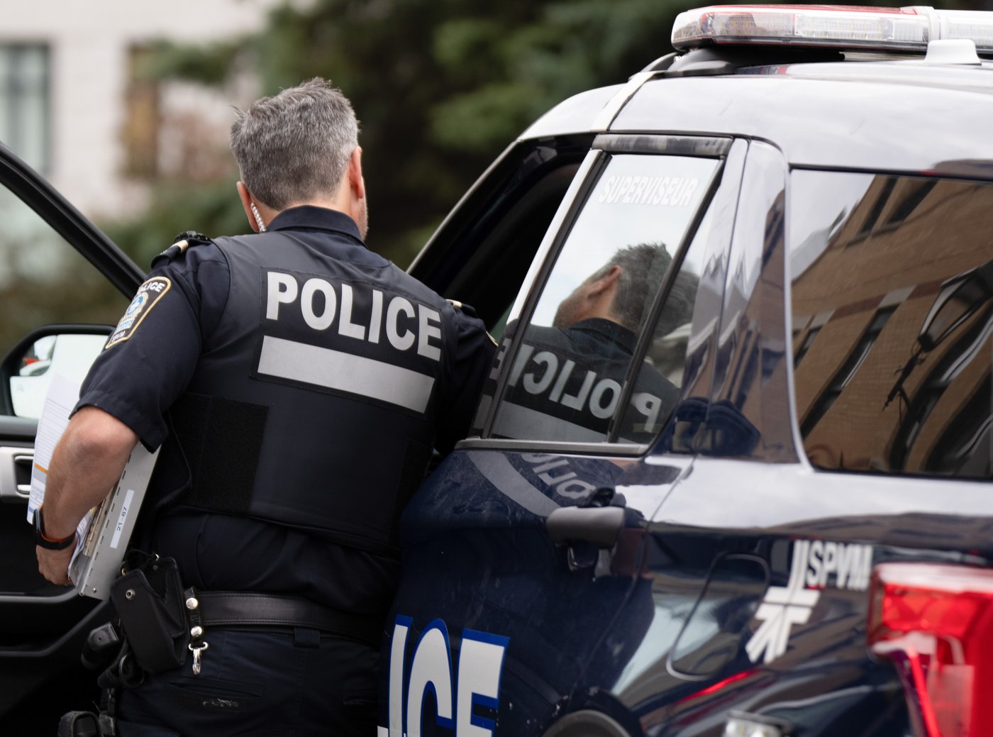 La femme qui a été poussée en bas d'un balcon le 1er janvier succombe à ses blessures