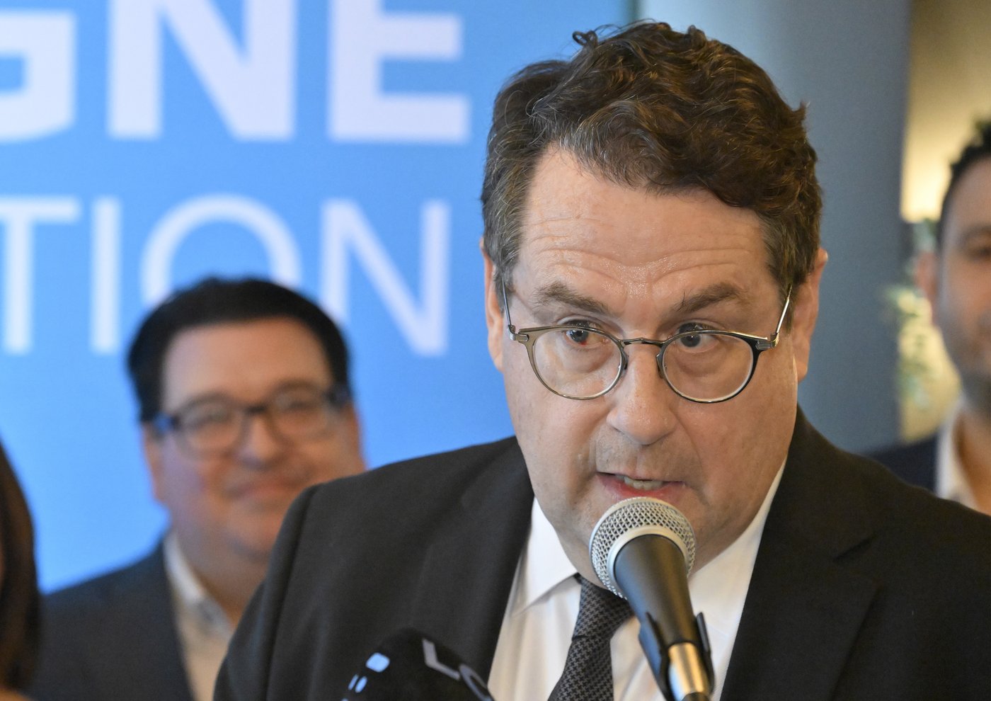 Hausse du prix de l'essence: Drainville s'engage à redonner de l'argent aux Québécois