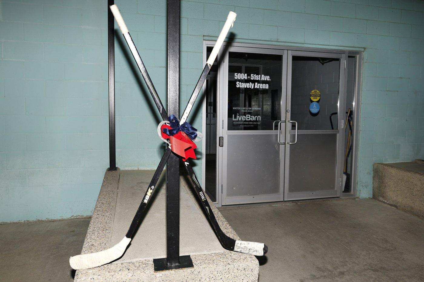 La communauté du hockey en deuil après le décès de trois jeunes joueurs en Alberta