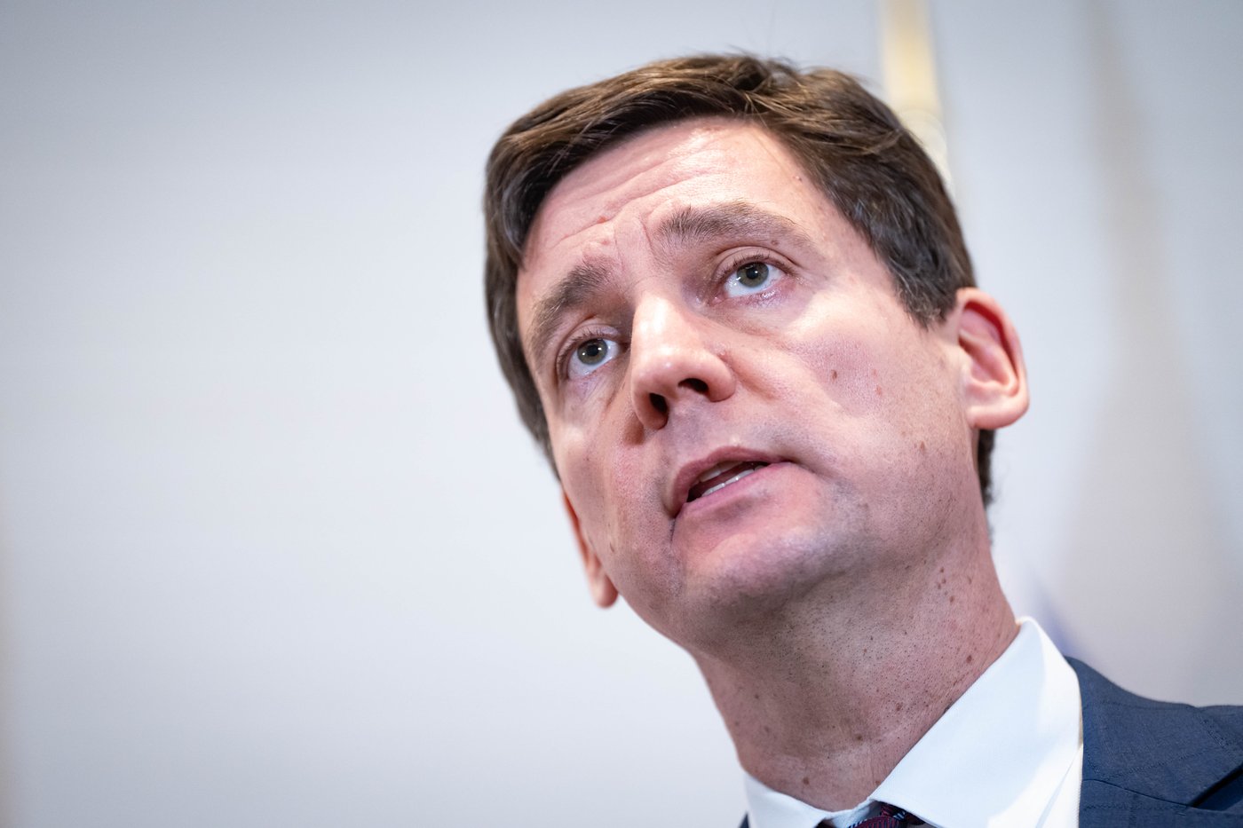 Eby au chef de la lutte contre l'extorsion: faites preuve d'urgence ou démissionnez