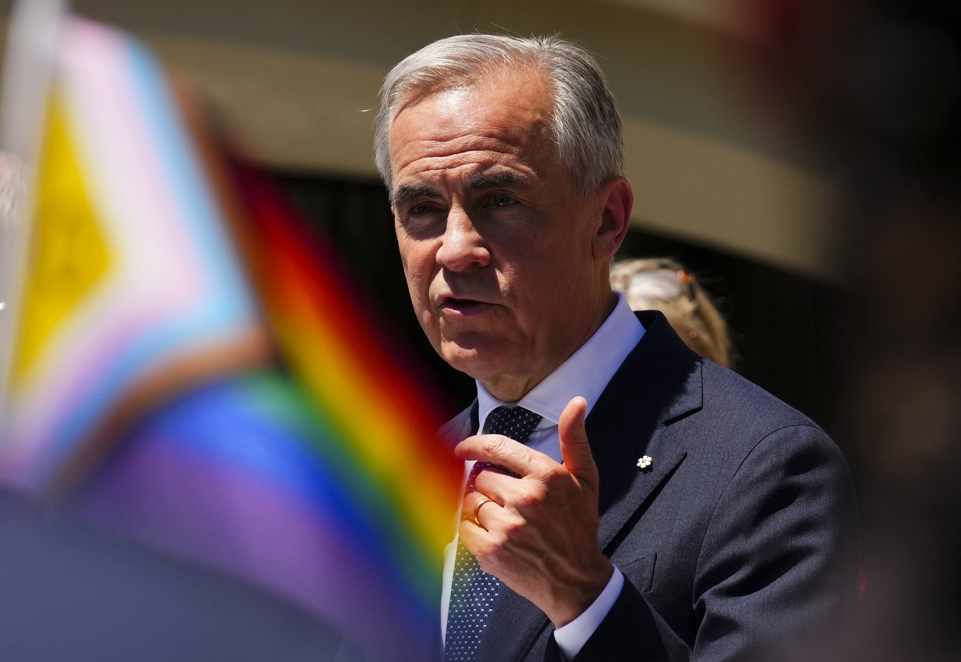 Mark Carney et des élus hissent le drapeau de la Fierté sur la colline du Parlement