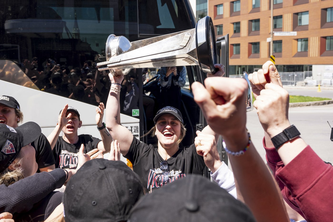 Accueil triomphal des joueuses de la Victoire à leur retour à Montréal