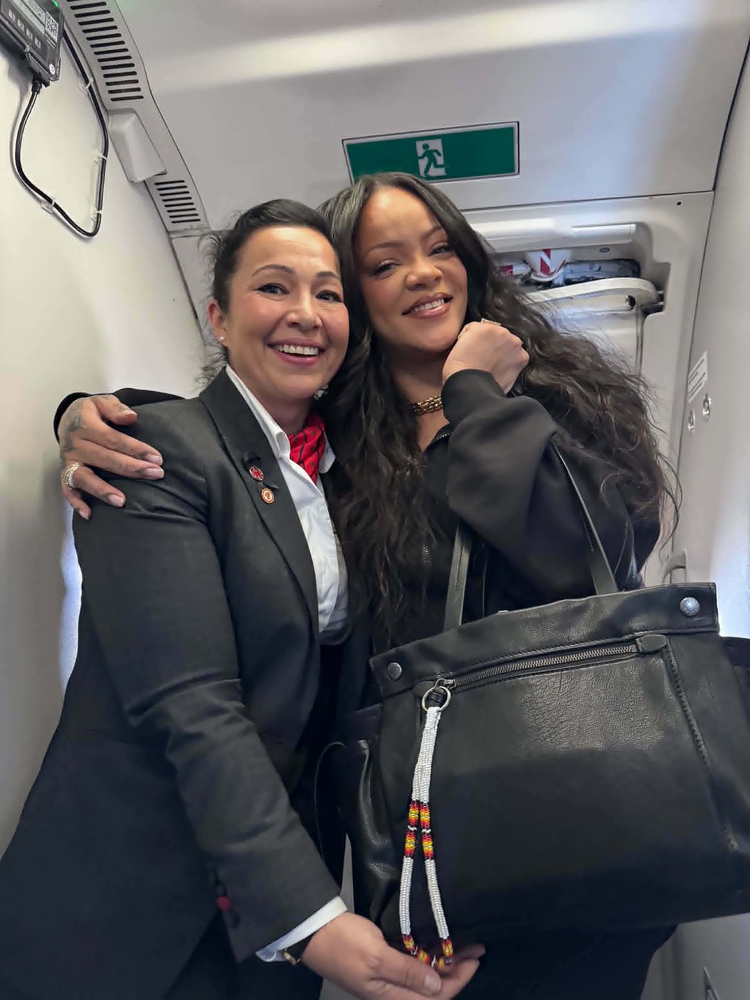Une agente de bord d'Air Canada offre un cordon perlé mohawk à la chanteuse Rihanna