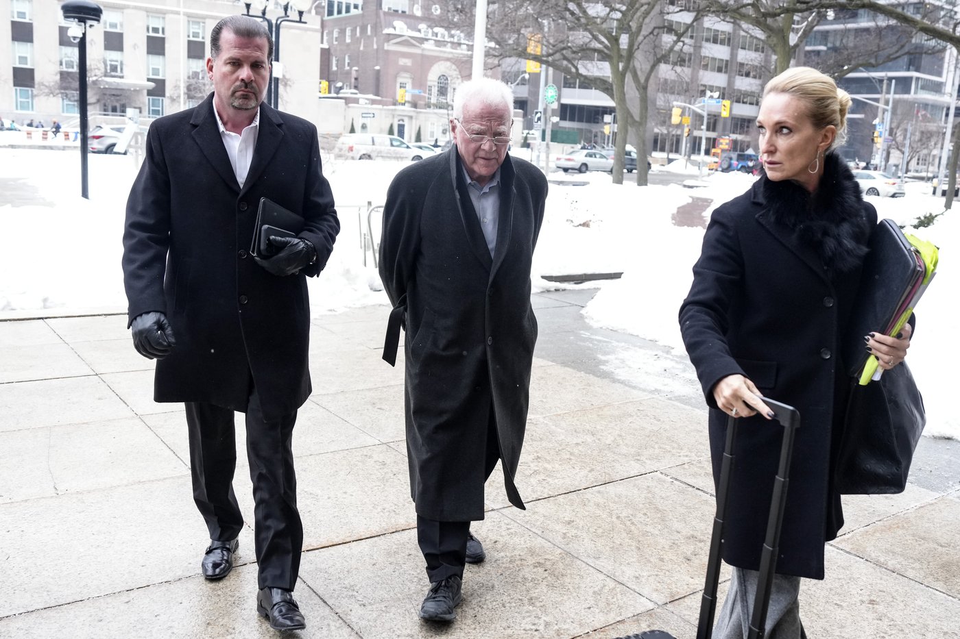 Stronach sera reconnu non coupable de certaines accusations, laisse entendre la juge