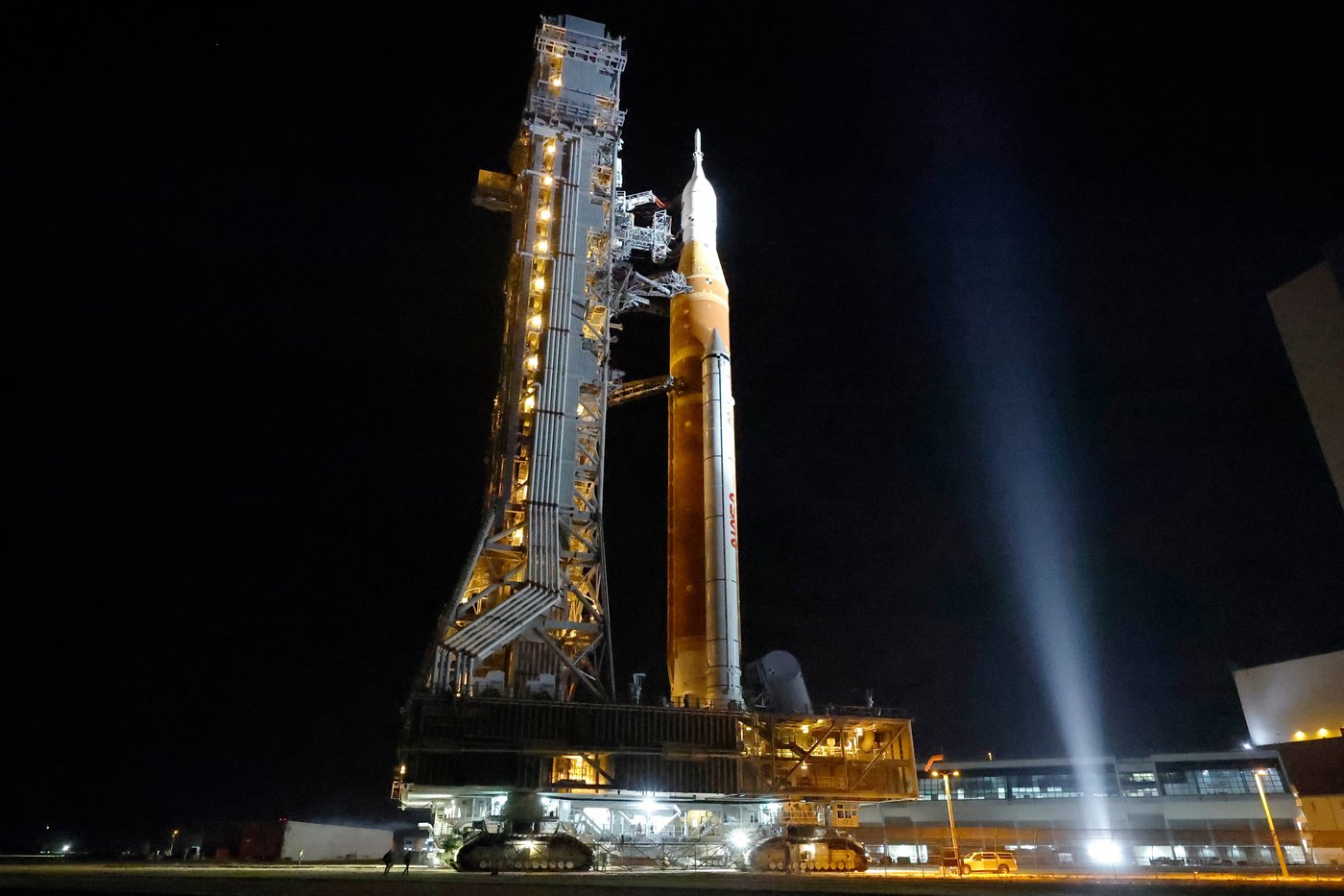La fusée de la mission Artemis II entame son lent périple vers la rampe de lancement