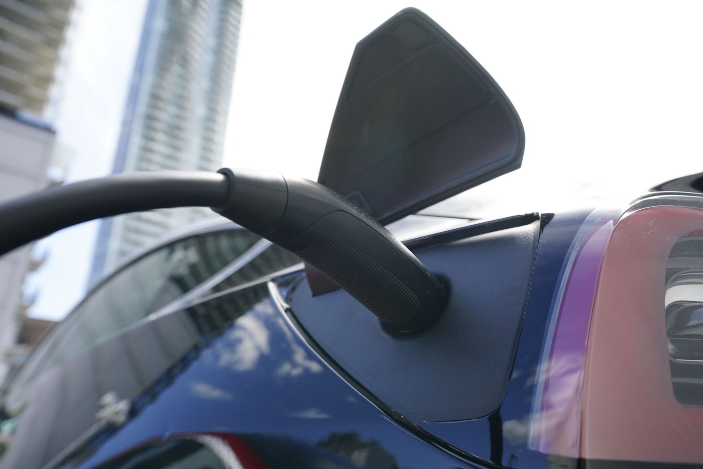 Legault balaye les inquiétudes de Doug Ford sur les véhicules électriques