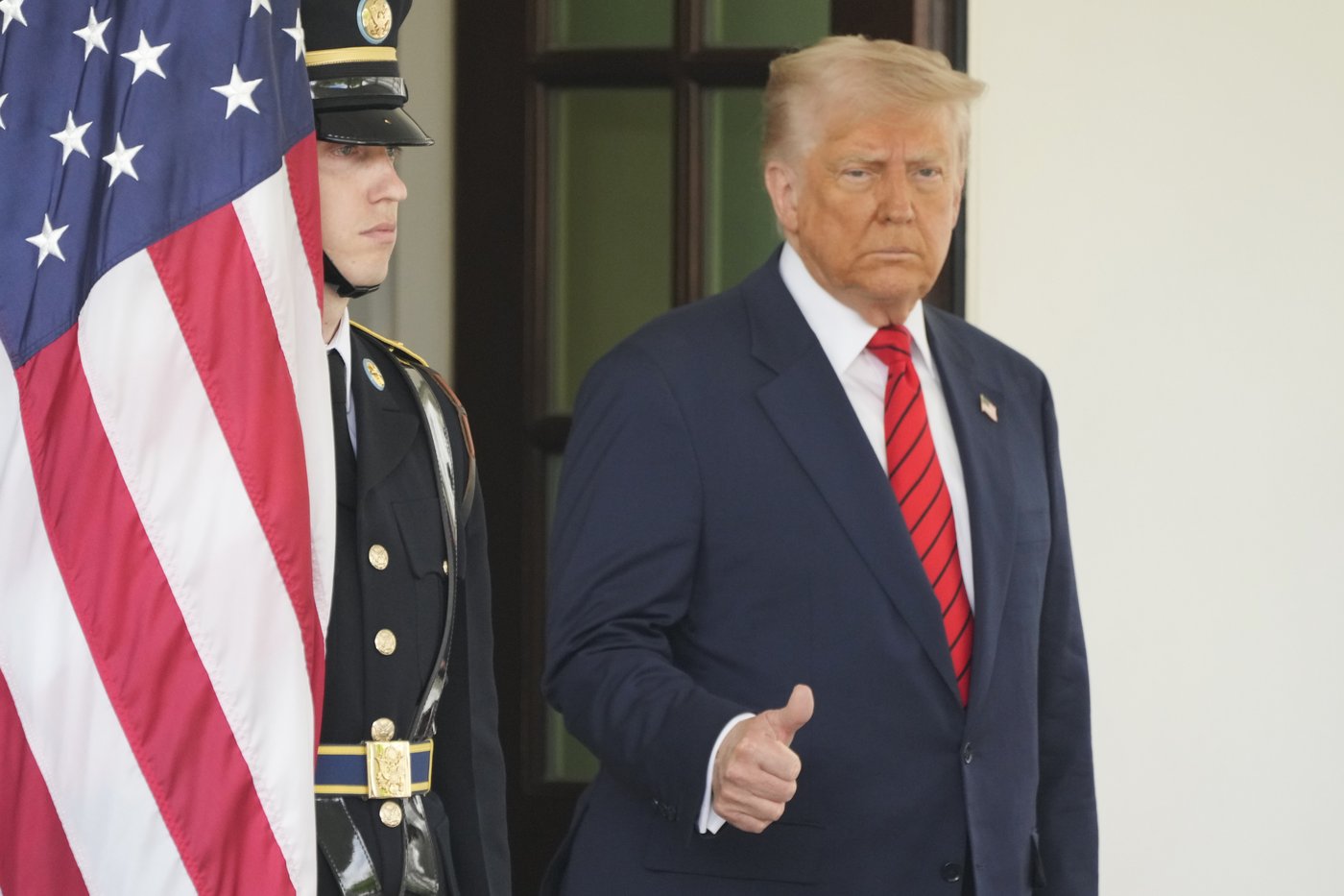 Alerte: Trump annonce des droits de douane de 25 % sur les camions moyens et lourds