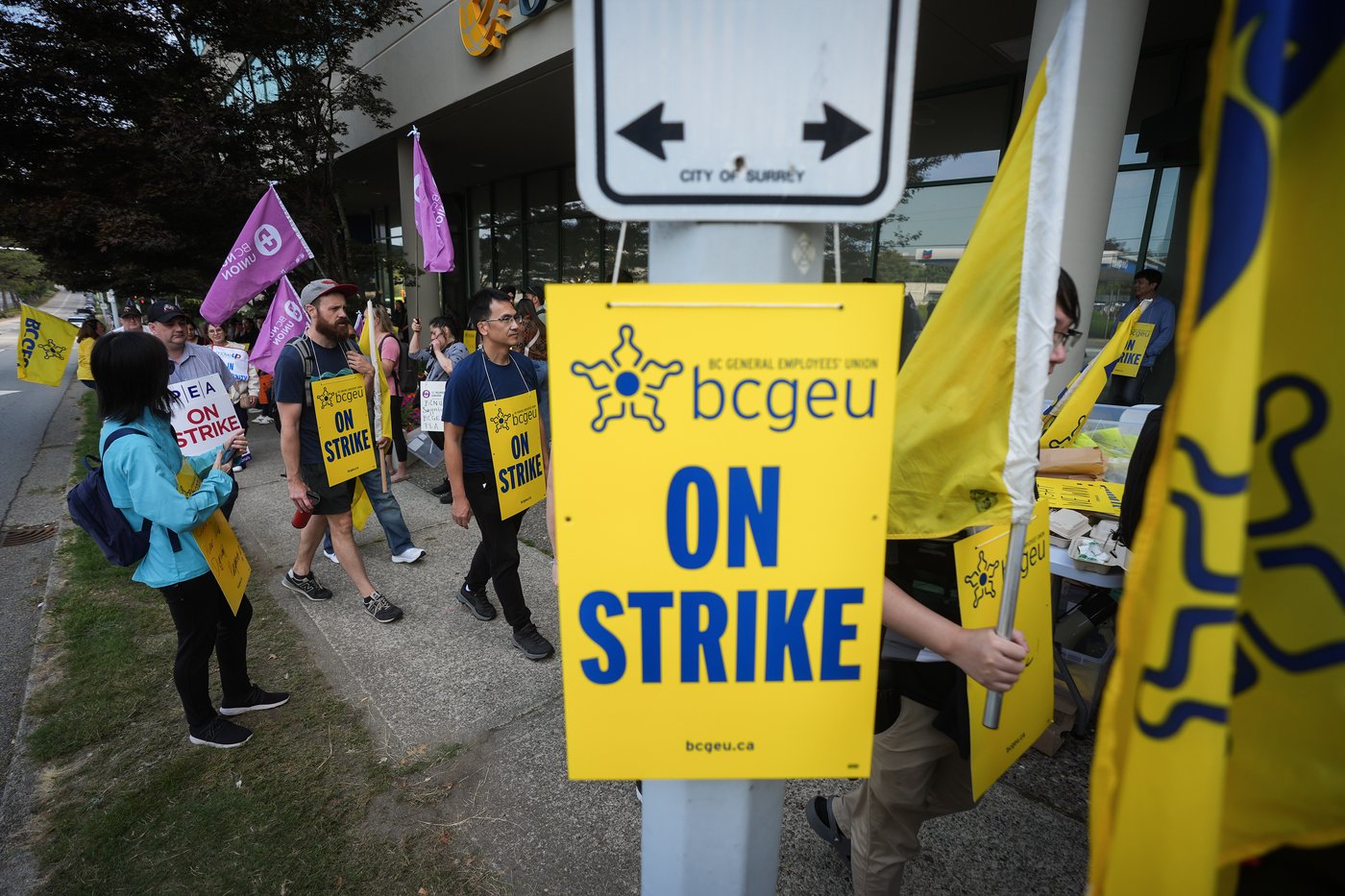«Aussi longtemps qu'il le faudra»: la grève des fonctionnaires s'intensifie en C.-B.