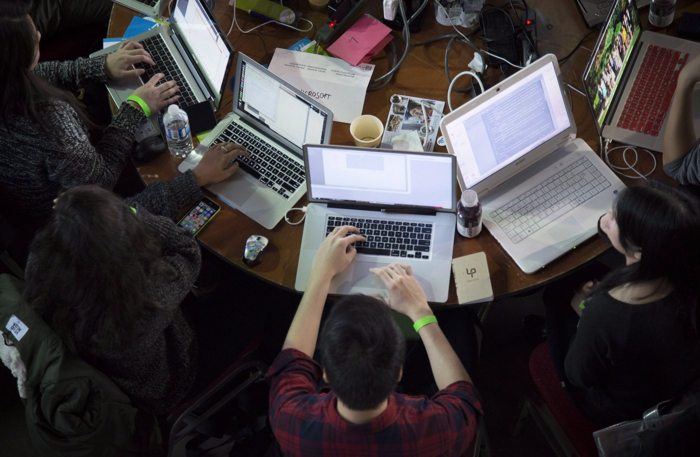 L'intelligence artificielle menace l'accès des jeunes aux emplois de premier échelon