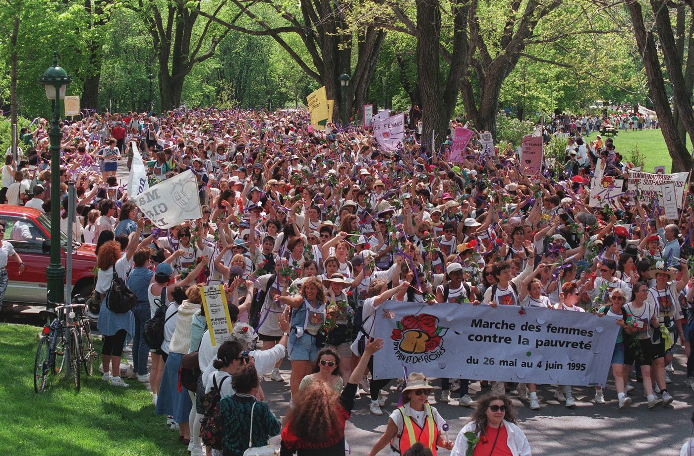 Trente ans après «Du pain et des roses», des milliers de femmes marchent à Québec