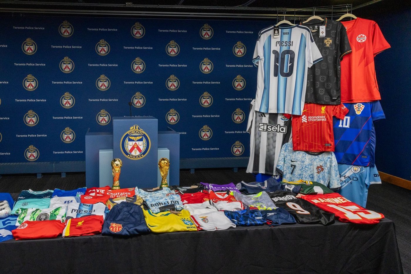 Coupe du monde: la police de Toronto saisit plus de 16 000 produits contrefaits