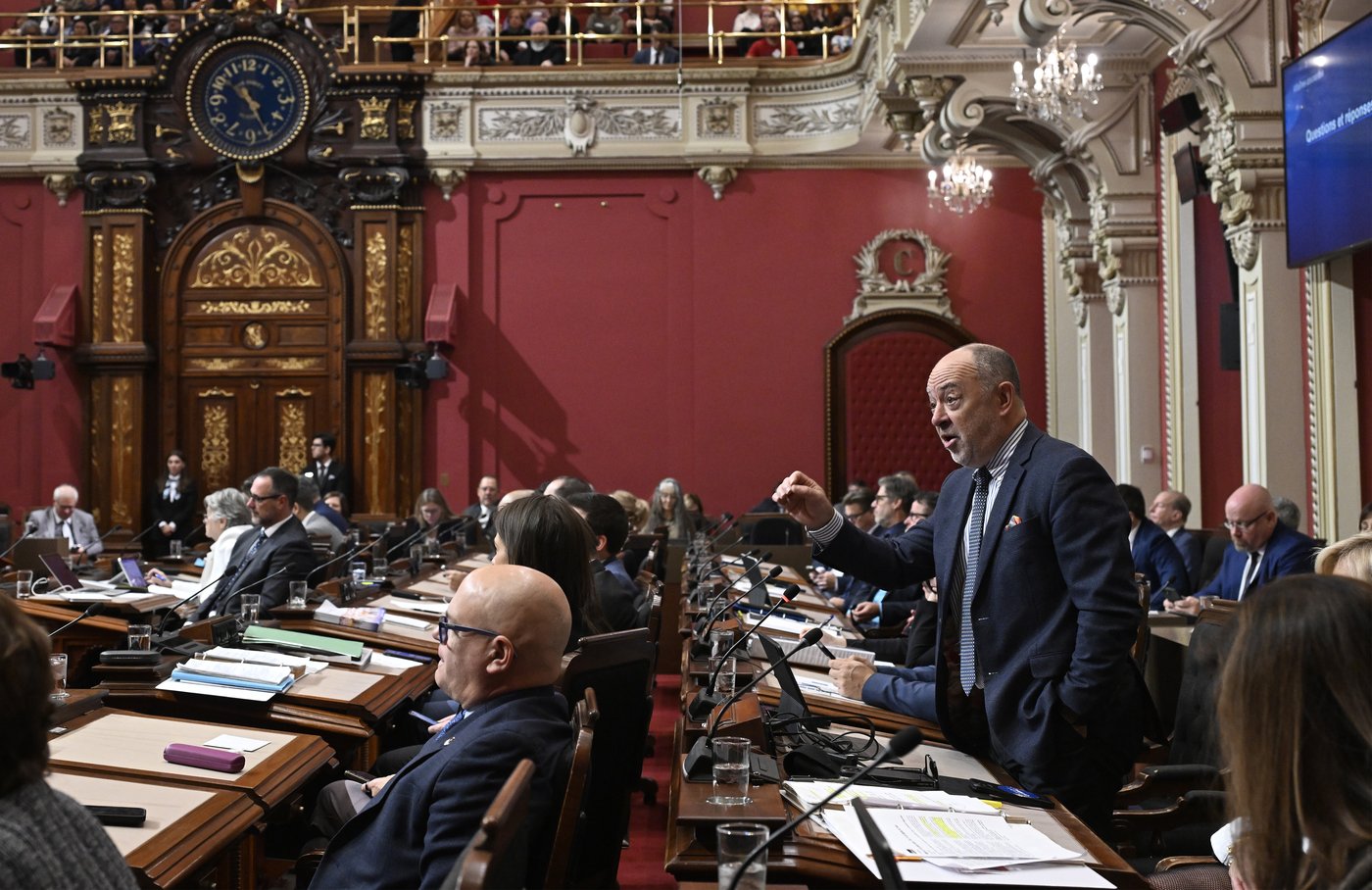 Loi 2: Dubé recule une troisième fois, renonce à la surveillance des médecins