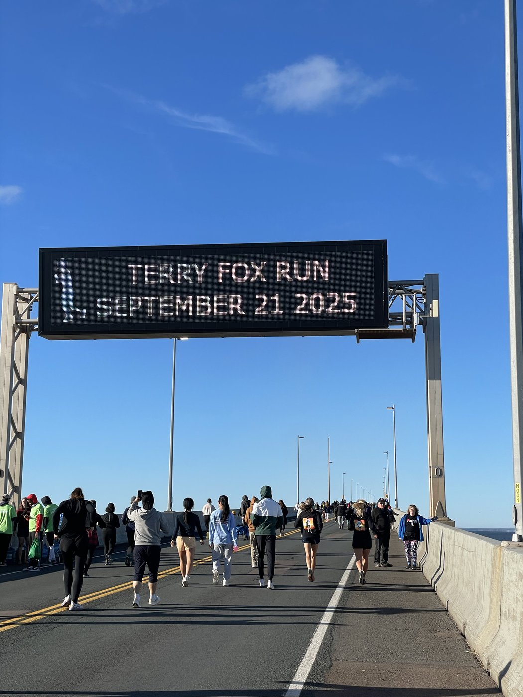 Course Terry Fox: 10 000 coureurs traversent le pont de la Confédération