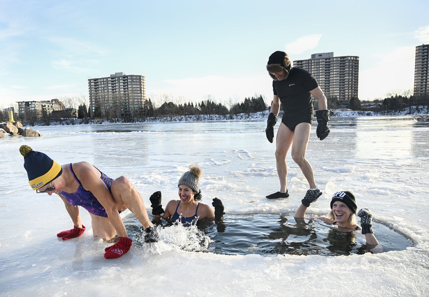 Des baigneurs demandent un accès à la plage de Verdun en hiver