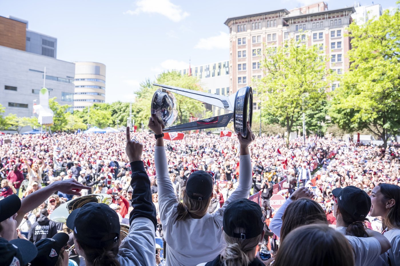 Les célébrations de la Victoire enflamment le centre-ville de Montréal