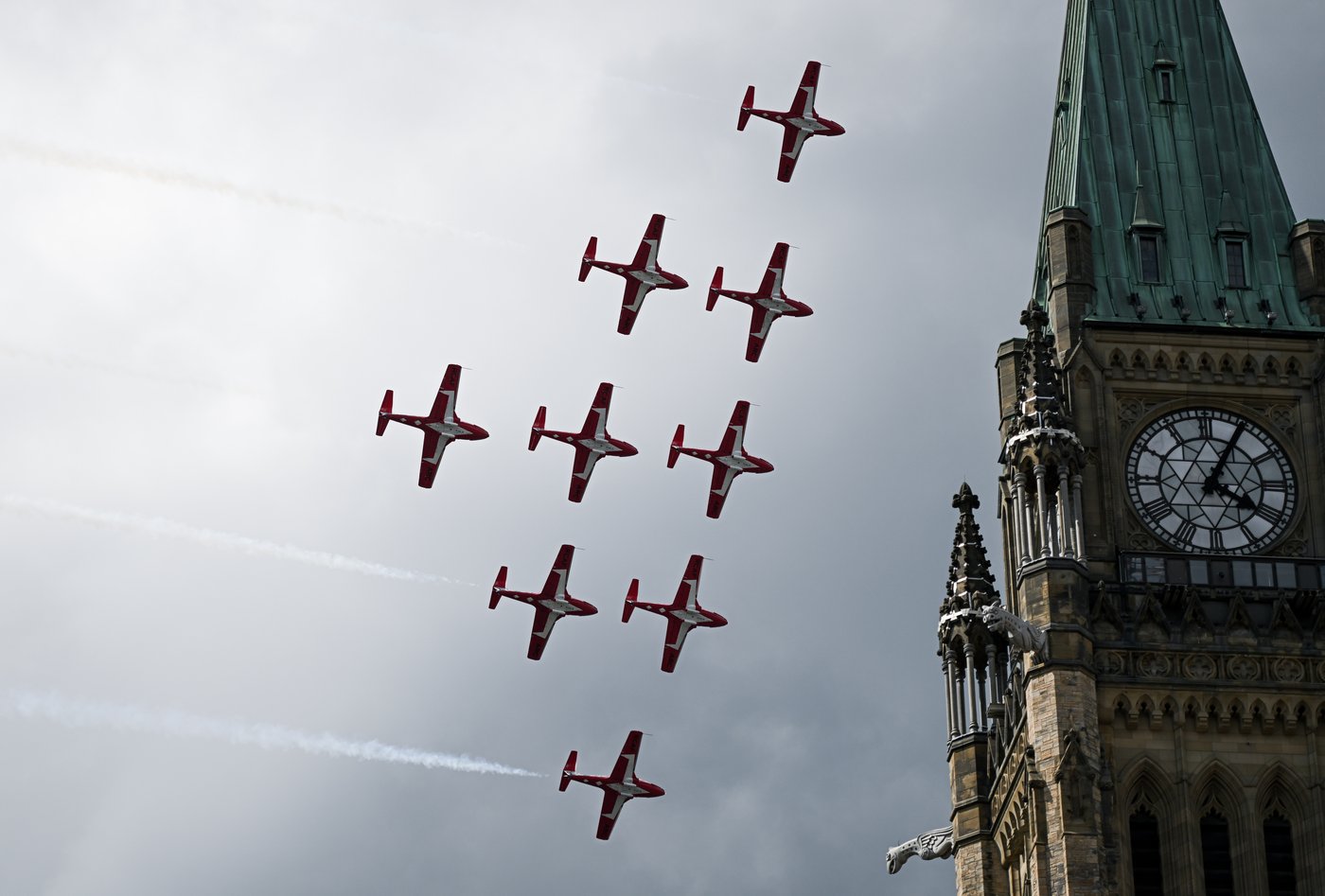 Les conservateurs talonnent les libéraux au sujet du retrait des avions «Snowbirds»