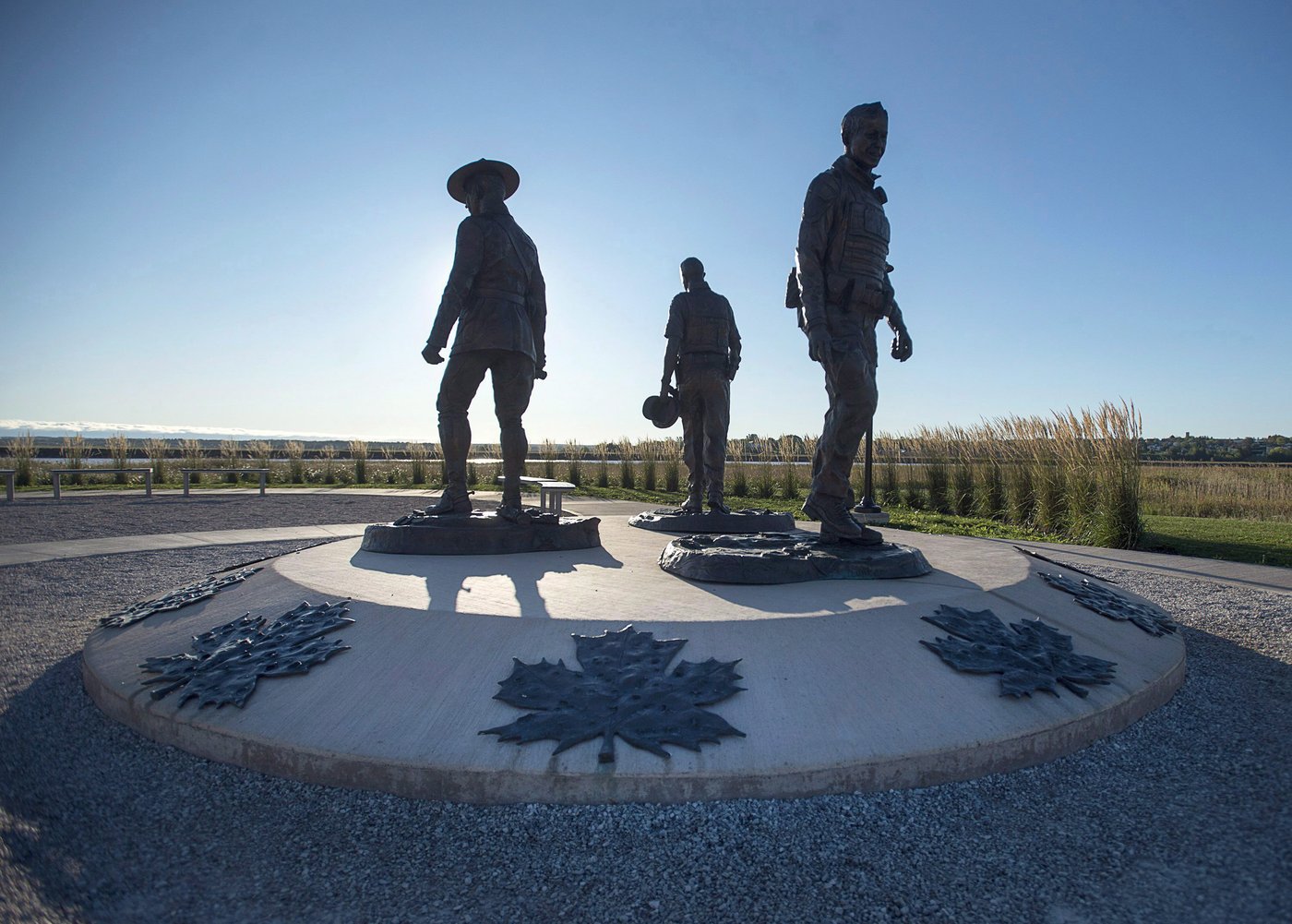 Une feuille d'érable en bronze volée sur un mémorial de la GRC au Nouveau-Brunswick